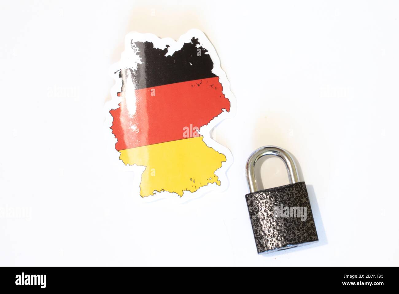 Bandiera nazionale tedesca con contorno su sfondo bianco e vista dall'alto chiusa. Il concetto di chiusura delle frontiere del paese. Paese Foto Stock