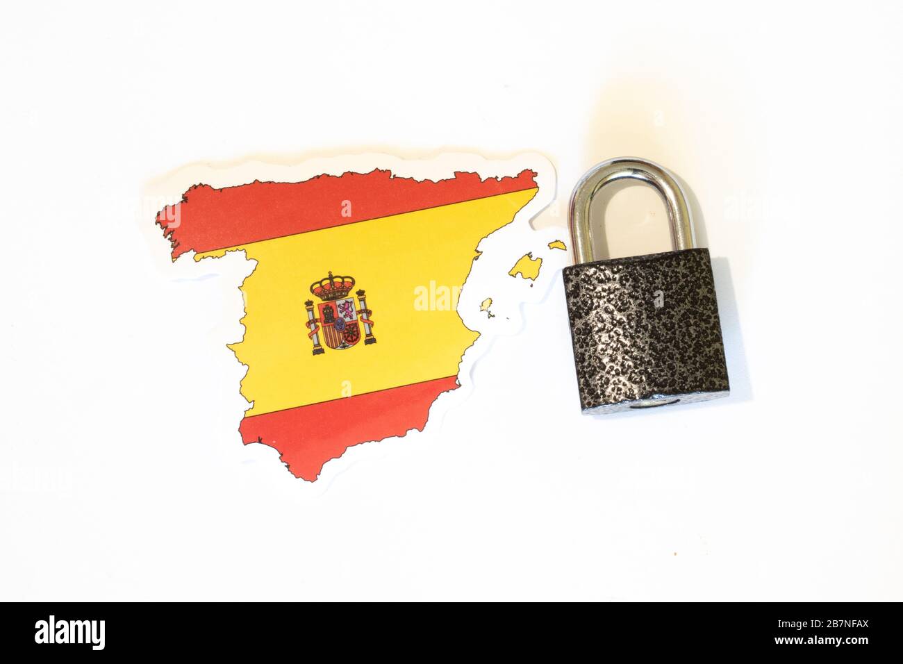 Spagna bandiera nazionale con contorno su sfondo bianco con vista dall'alto chiuso a lucchetto. Il concetto di chiusura delle frontiere del paese. Paese Foto Stock