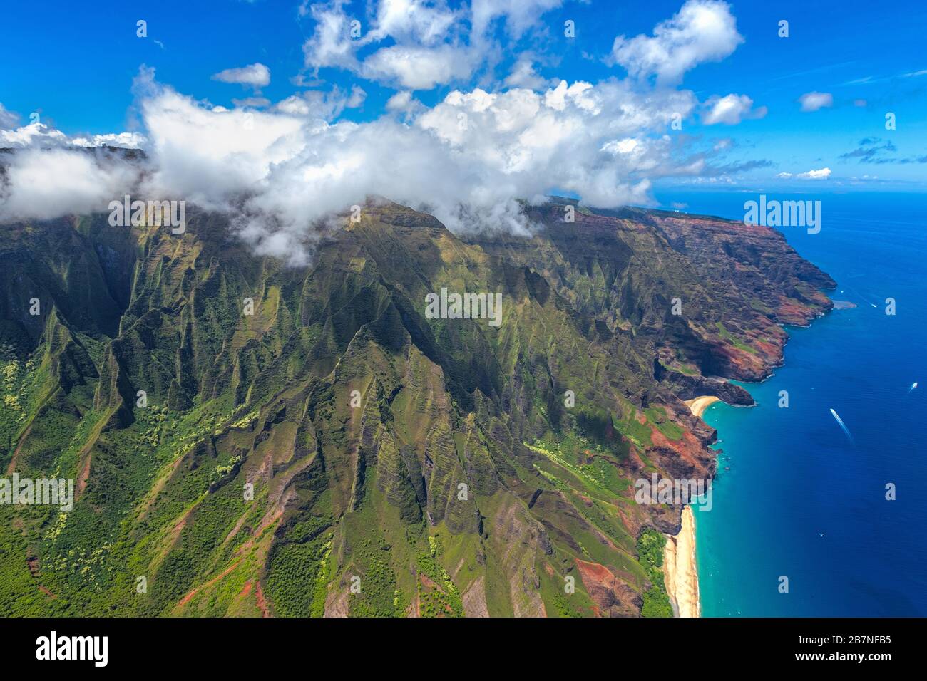 Veduta aerea del Parco Naturale Statale della Costa di Nā Pali sull'Isola di Kauai, Hawaii. Foto Stock