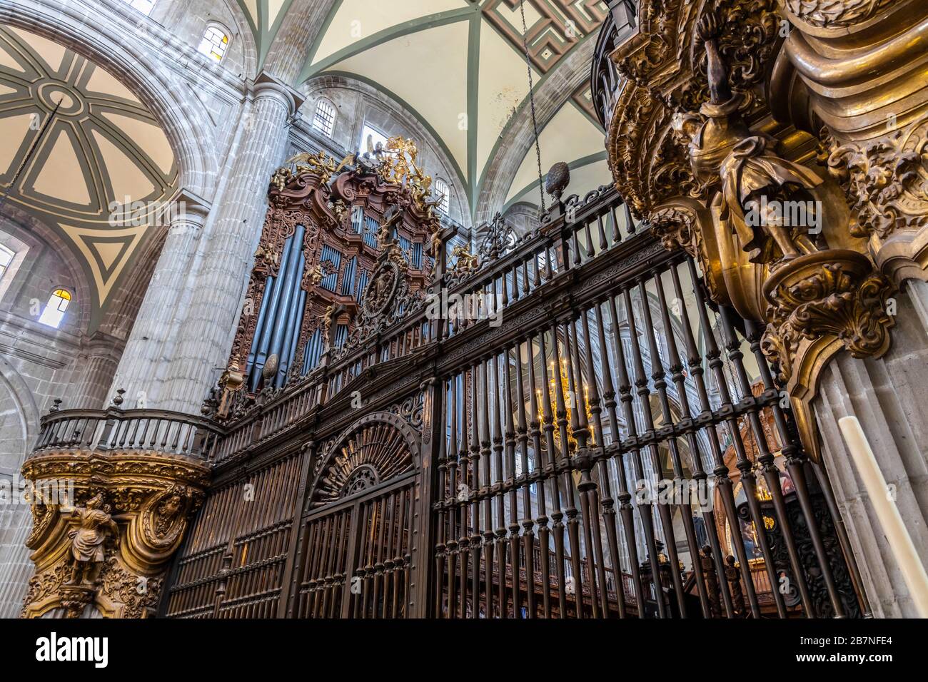 Uno dei due organi di tubo nella Cattedrale Metropolitana di Città del Messico, Messico. Risalenti al 1736, sono i più grandi organi del XVIII secolo dell'Amer Foto Stock
