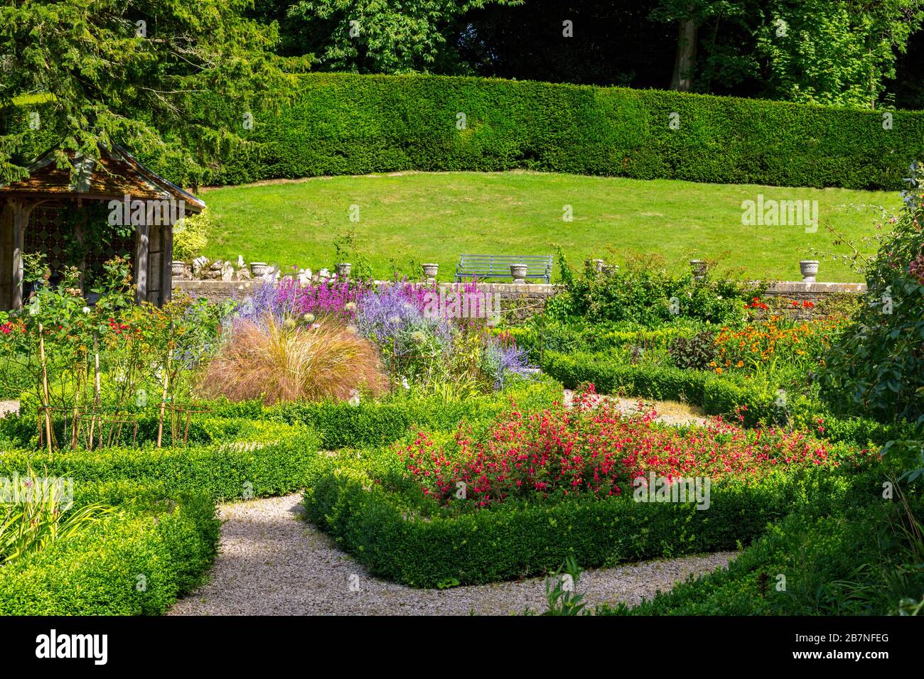 Colore Summmer nel Rose Garden a Tyntesfield House, nr Wraxall, North Somerset, Inghilterra, Regno Unito Foto Stock