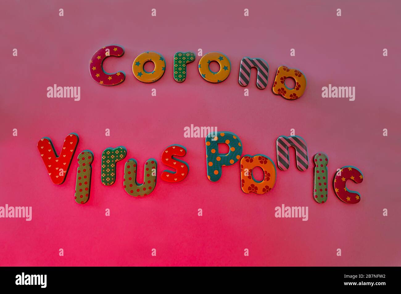 Corona virus panic scritto bei lettere colorate come simbolo per la paura globale covid-19 all'interno del colore di sfondo pantone. Foto Stock