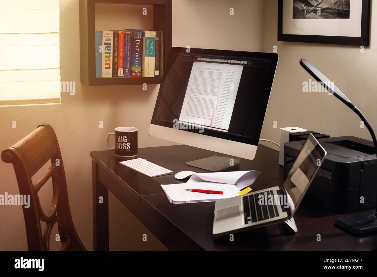 Lavora da casa con due schermi per computer in un'atmosfera calda con caffè Foto Stock