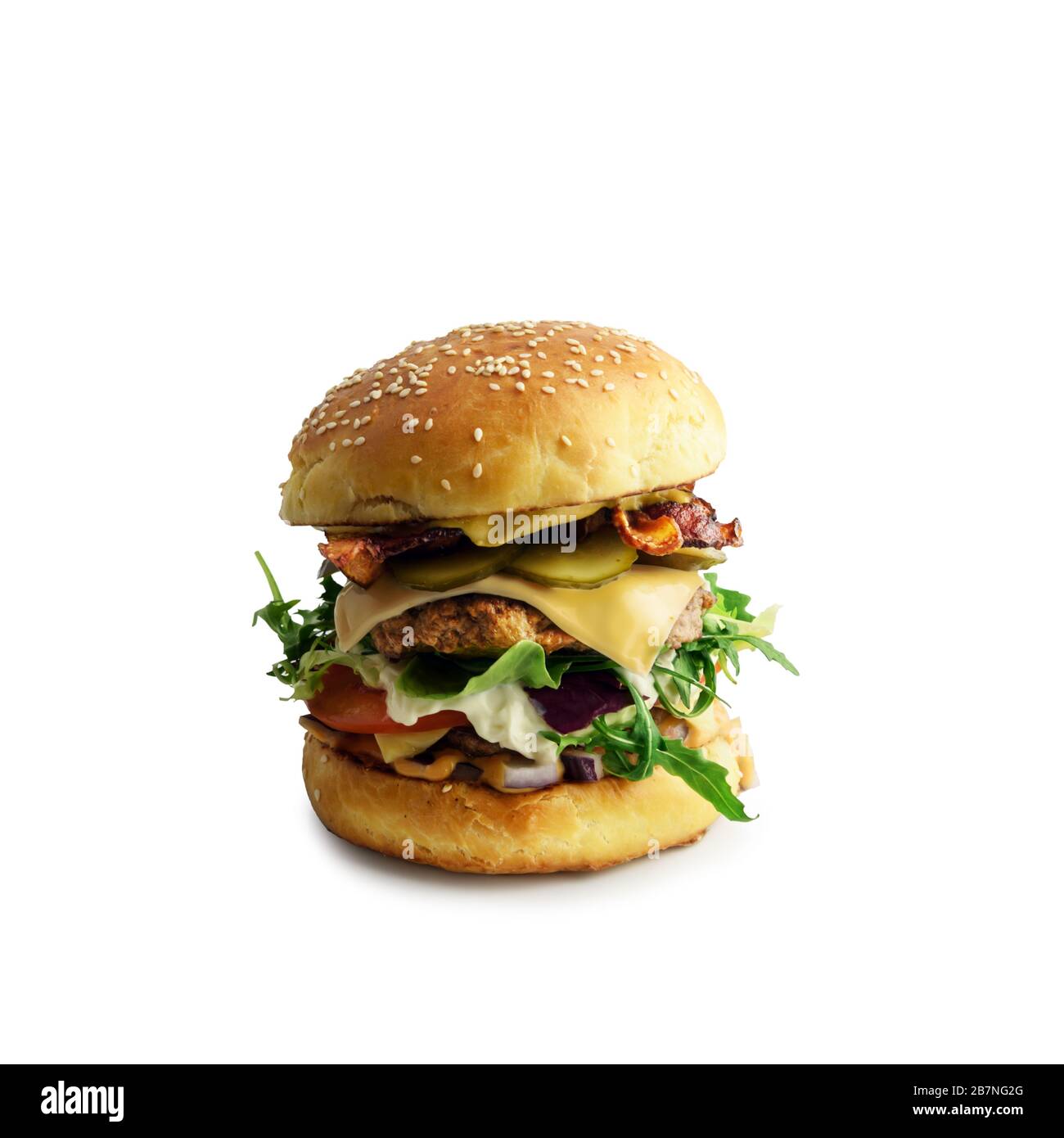 Appetitoso cheeseburger su piatto isolato su bianco. Fotografia di cibo Foto Stock