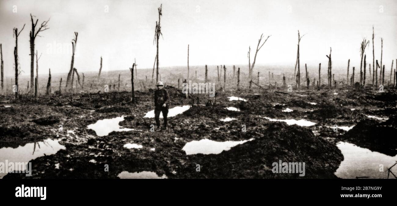 Un soldato canadese unico, nella terra desolata di Passchendaele Ridge su cui la seconda divisione canadese avanzò durante la terza battaglia di Ypres, detta anche Battaglia di Passchendaele, una campagna della prima guerra mondiale, Ciò avvenne sul fronte occidentale, da luglio a novembre 1917, per il controllo delle creste a sud e ad est della città belga di Ypres nelle Fiandre Occidentali. Foto Stock