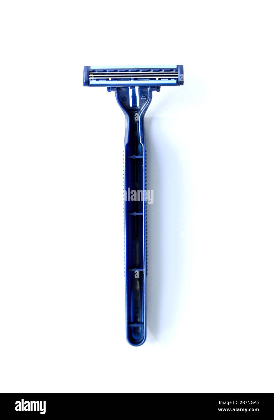 nuovo rasoio blu su sfondo bianco Foto Stock