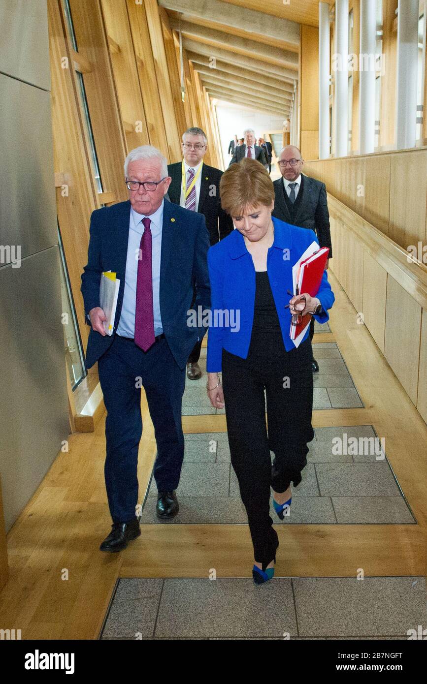 Edimburgo, Regno Unito. 17 Marzo 2020. Nella foto: (In blu), Nicola Sturgeon MSP - primo Ministro della Scozia e leader del partito nazionale scozzese (SNP). Dichiarazione ministeriale: Aggiornamento di Novel coronavirus COVID-19. Credit: Colin Fisher/Alamy Live News Foto Stock