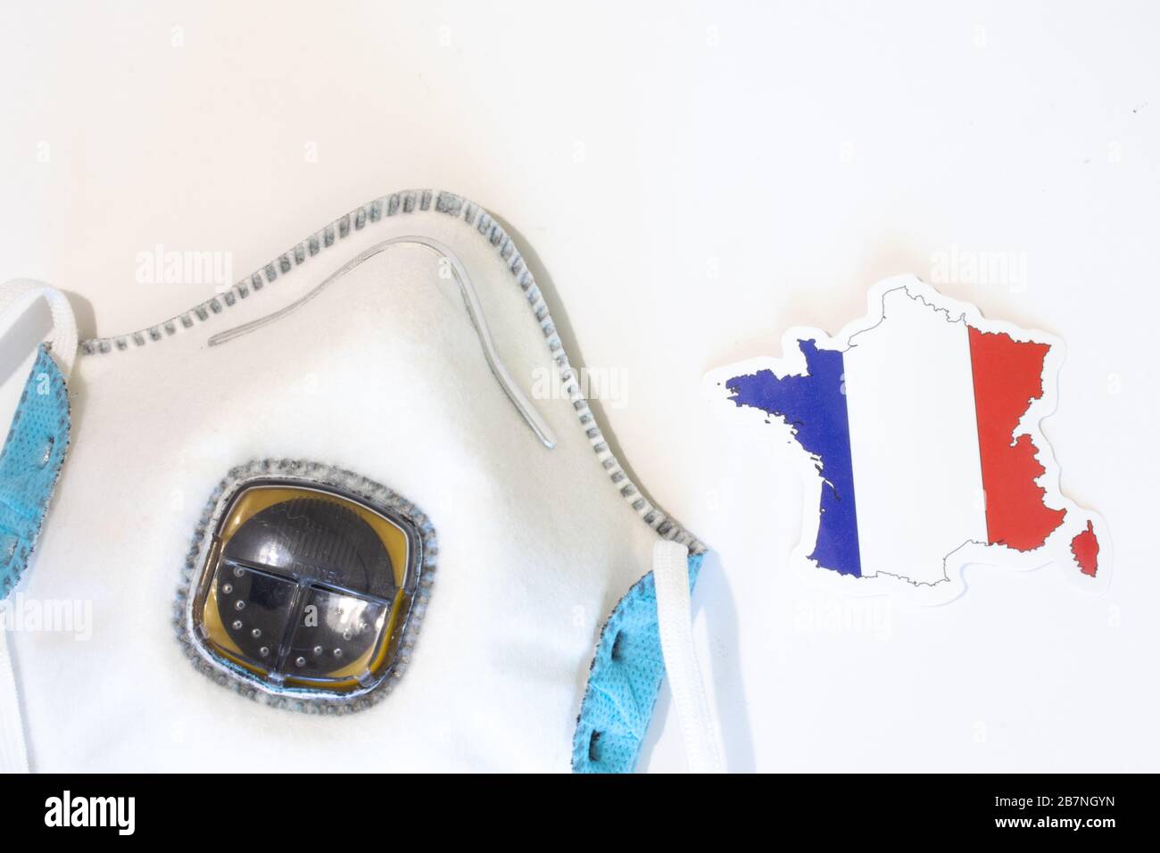 Respiratore con la bandiera francese vista dall'alto. Piatto con respiratore per maschera medica per proteggere una persona da infezioni e virus. Assistenza sanitaria e. Foto Stock