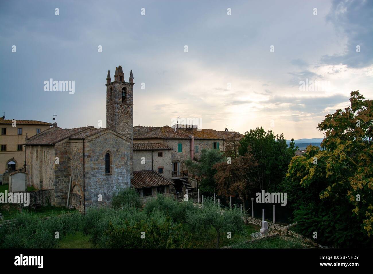 Monteriggioni è una città medievale fortificata, situata su un poggio naturale, costruita dai senesi nel 1214-19 come prima linea nelle loro guerre contro Firenze. Foto Stock