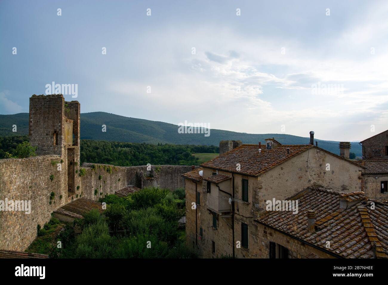 Monteriggioni è una città medievale fortificata, situata su un poggio naturale, costruita dai senesi nel 1214-19 come prima linea nelle loro guerre contro Firenze. Foto Stock