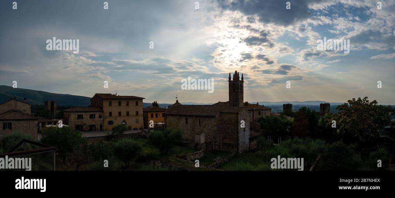 Monteriggioni è una città medievale fortificata, situata su un poggio naturale, costruita dai senesi nel 1214-19 come prima linea nelle loro guerre contro Firenze. Foto Stock