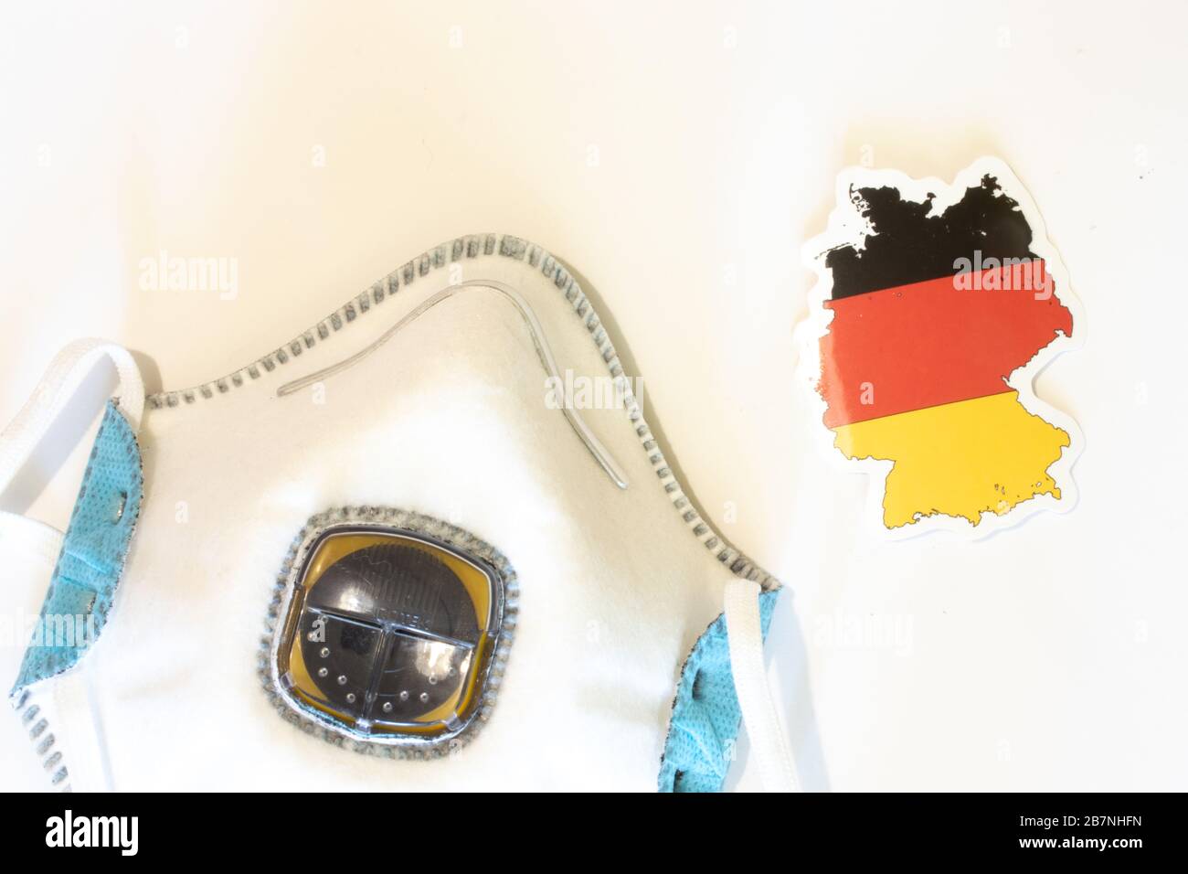 Respiratore con vista dall'alto della bandiera tedesca. Piatto con respiratore per maschera medica per proteggere una persona da infezioni e virus. Assistenza sanitaria e. Foto Stock