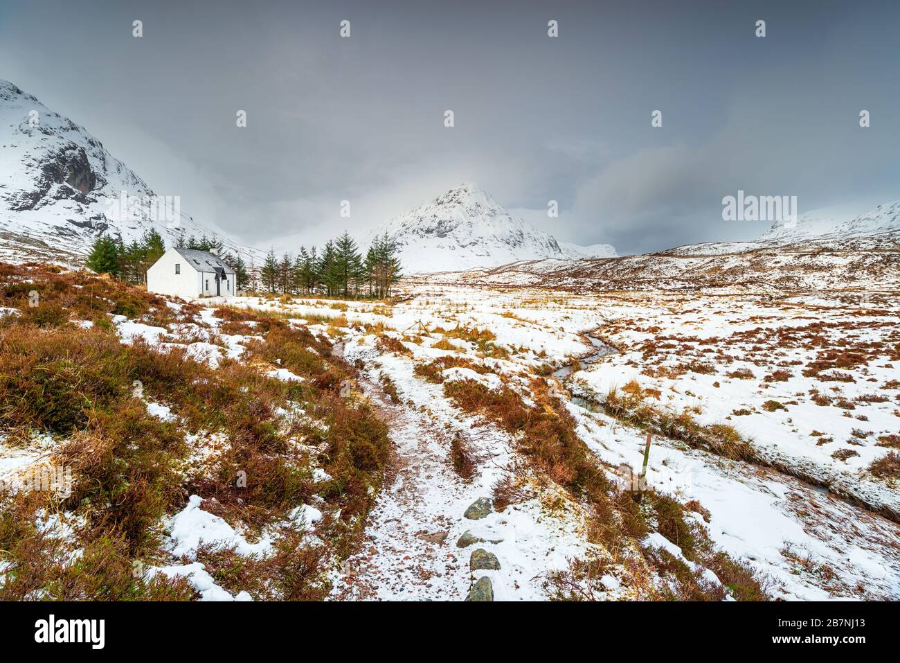 Un remoto cottage di montagna sotto una coperta di neve a Glencoe nelle Highlands scozzesi Foto Stock