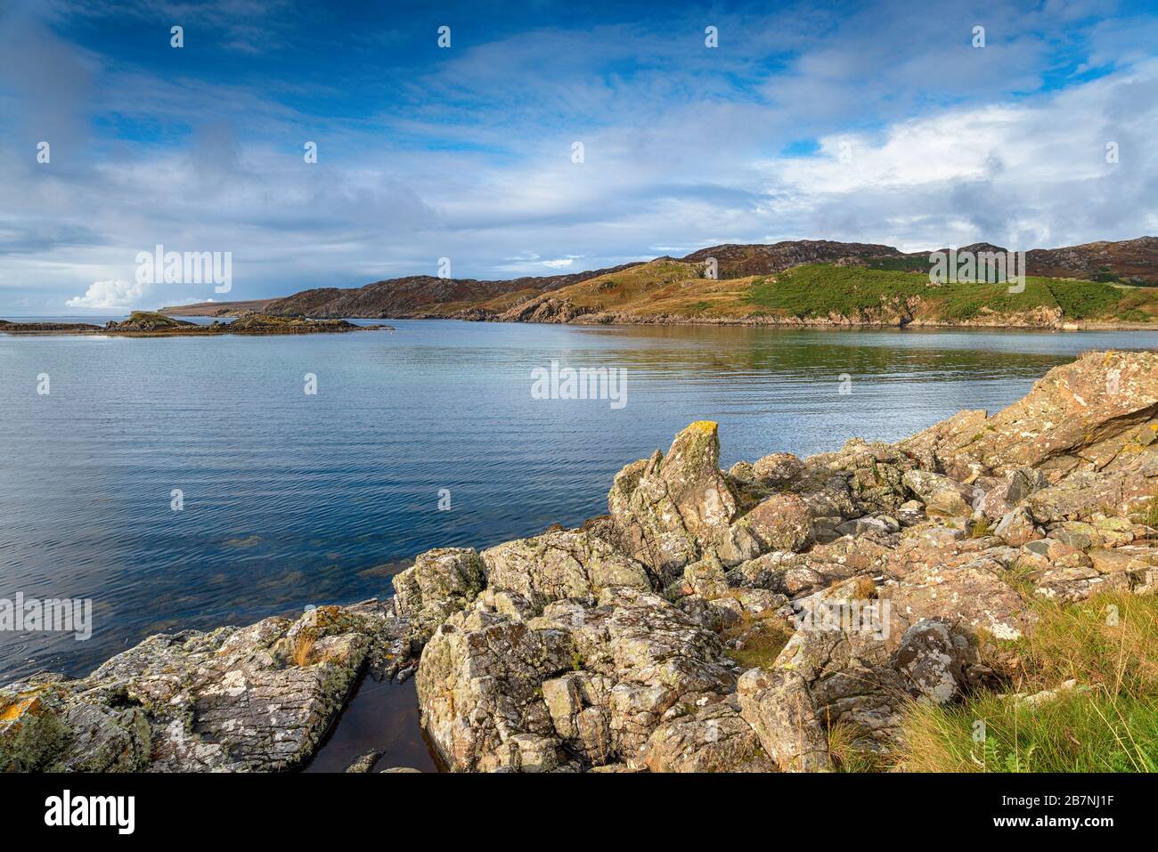La costa a Scourie un villaggio tra Ullapool e Durness nelle Highlands della Scozia Foto Stock