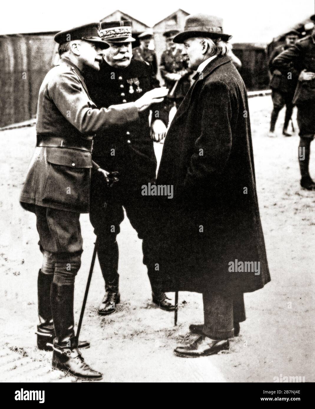 Un incontro di alto livello presso la sede centrale britannica di Méaulte nel dipartimento della Somme, Hauts-de-France nel nord della Francia. Dal campo di sinistra, il maresciallo Douglas Haig, comandante britannico; il maresciallo Joseph Joffre, generale francese e comandante in capo delle forze francesi sul fronte occidentale; David Lloyd George, primo ministro del Regno Unito durante la prima guerra mondiale. Foto Stock