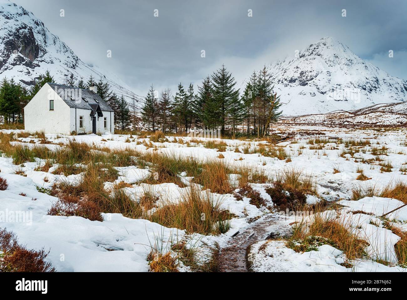 Un cottage bianco croft sotto Buachaille Etive Mor a Glencoe nelle Highlands scozzesi Foto Stock