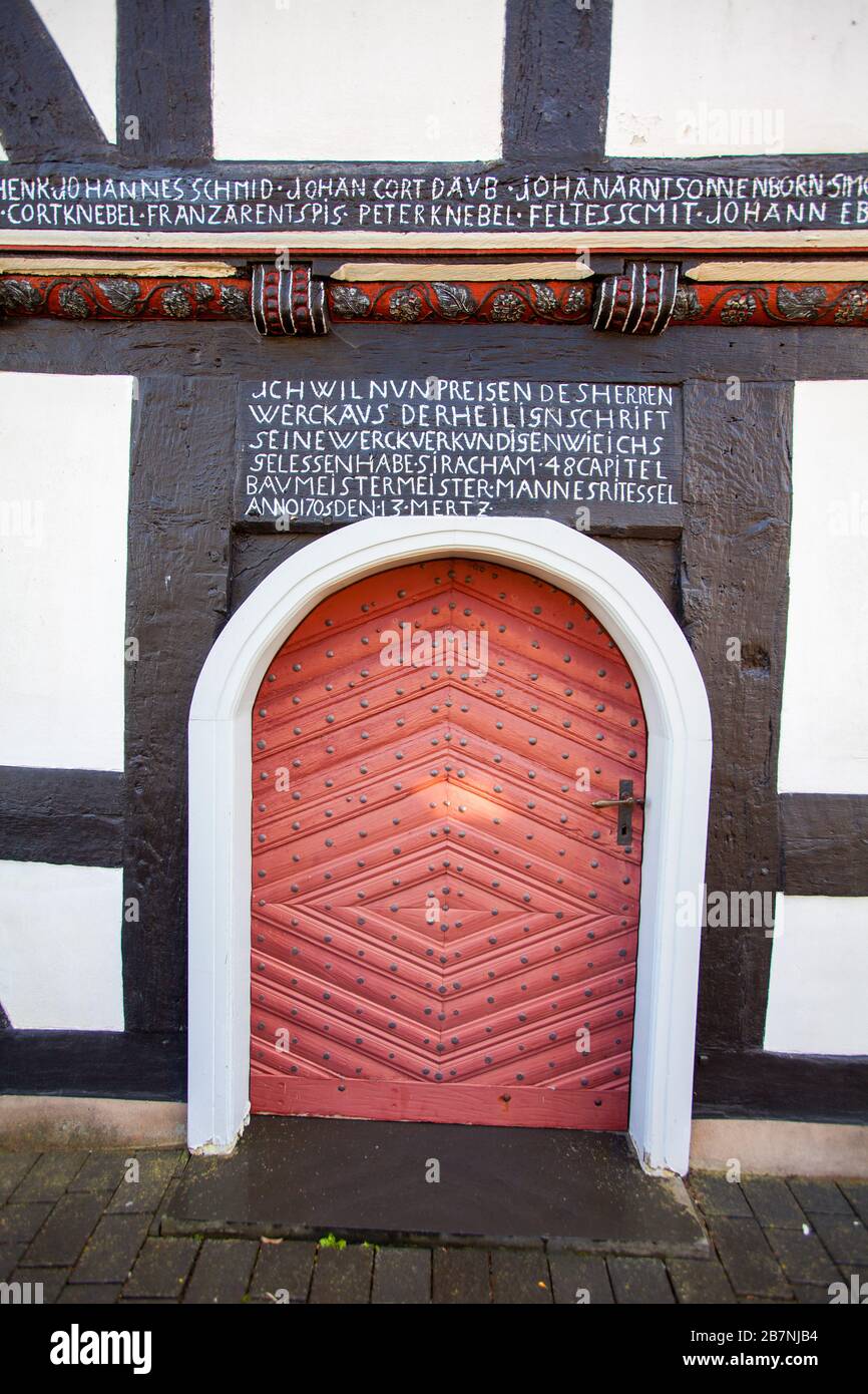 Edificio della chiesa a graticcio, ex cappella scolastica di Mannus Riedesel, 1703, Sassenhausen, Bad Berleburg, Germania, Europa Foto Stock