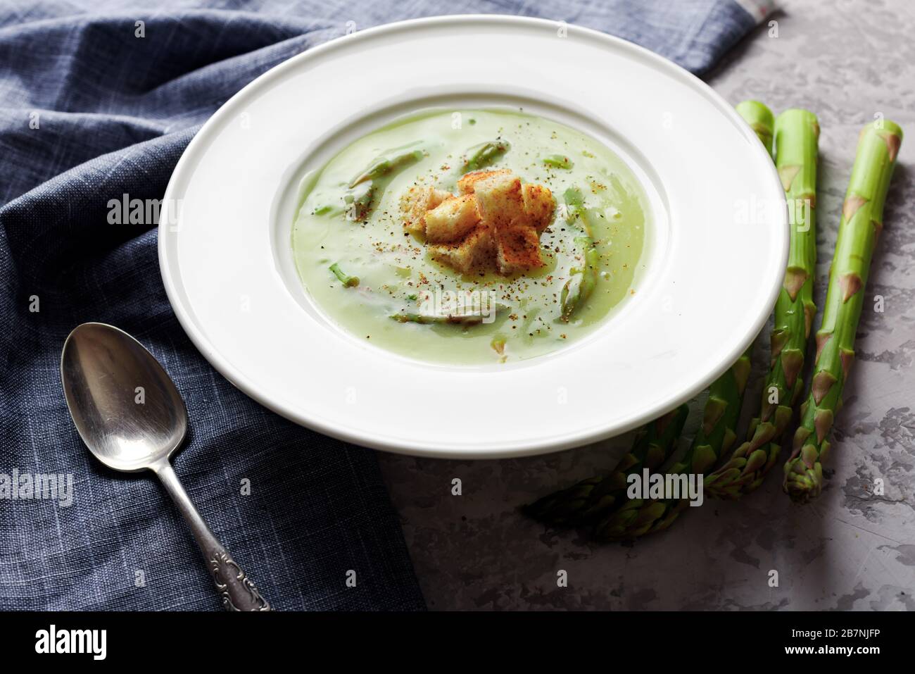 Zuppa di asparagi in bianco ciotola closeup. Fotografia di cibo Foto Stock