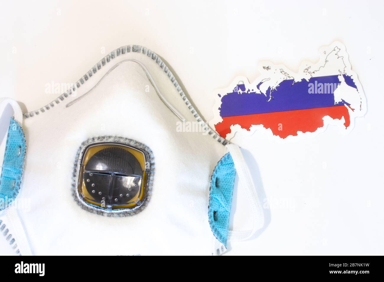 Respiratore con la bandiera della Russia vista dall'alto. Piatto con respiratore per maschera medica per proteggere una persona da infezioni e virus. Assistenza sanitaria e. Foto Stock