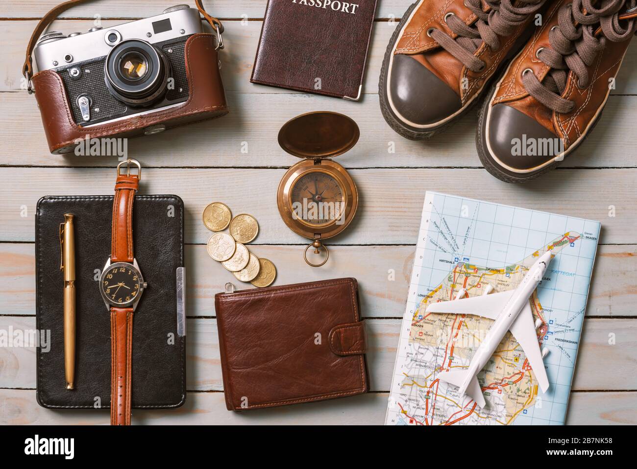Set di oggetti essenziali per il viaggiatore su sfondo di legno. Concetto di viaggio e avventura Foto Stock