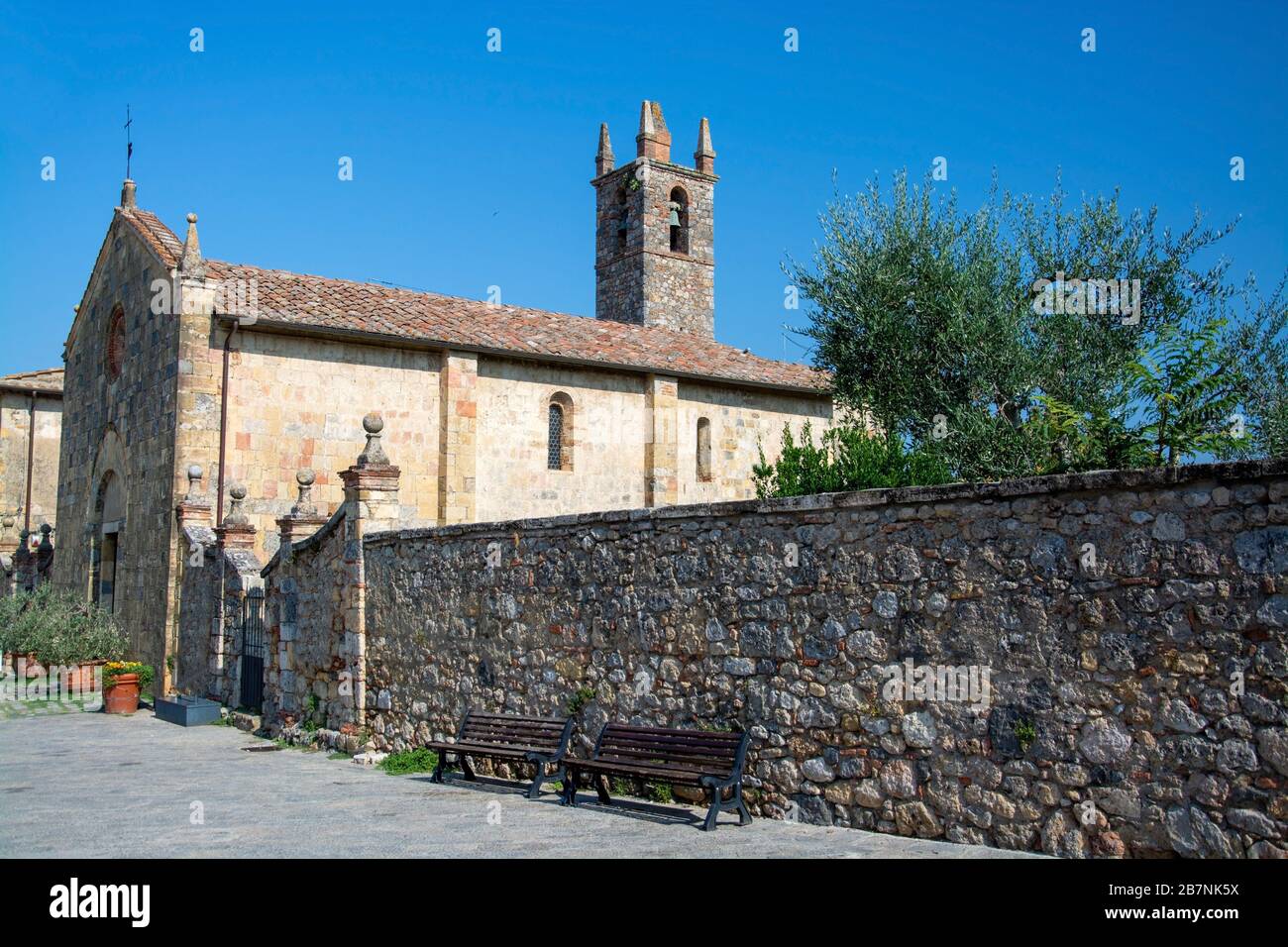 Monteriggioni è una città medievale fortificata, situata su un poggio naturale, costruita dai senesi nel 1214-19 come prima linea nelle loro guerre contro Firenze. Foto Stock