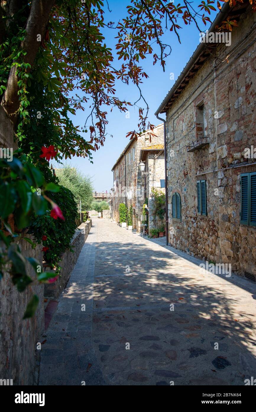 Monteriggioni è una città medievale fortificata, situata su un poggio naturale, costruita dai senesi nel 1214-19 come prima linea nelle loro guerre contro Firenze. Foto Stock