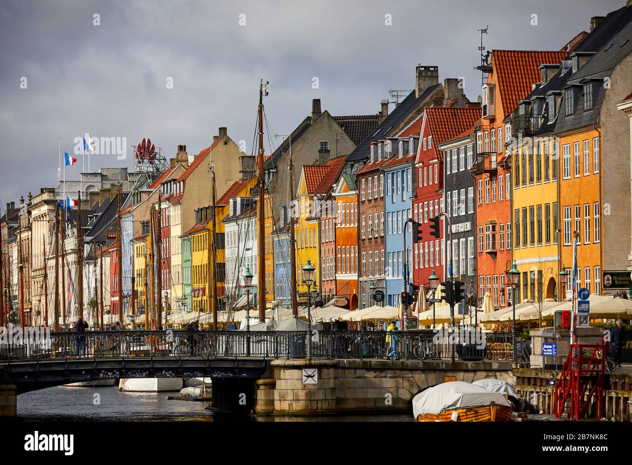 Copenhagen, capitale della Danimarca, il lungomare storico di Nyhavn, il quartiere dei canali e dei divertimenti fiancheggiato da case cittadine del XVII e XVIII secolo dai colori vivaci Foto Stock