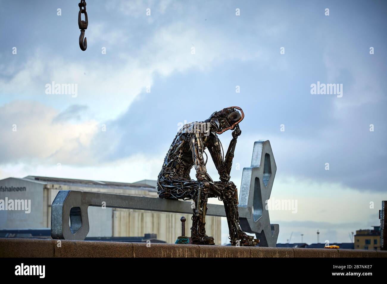 Copenaghen, capitale della Danimarca, la controversa scultura permanente "Zinkglobal, la chiave per il futuro" di THEZINKER a Nordre Toldbod Foto Stock