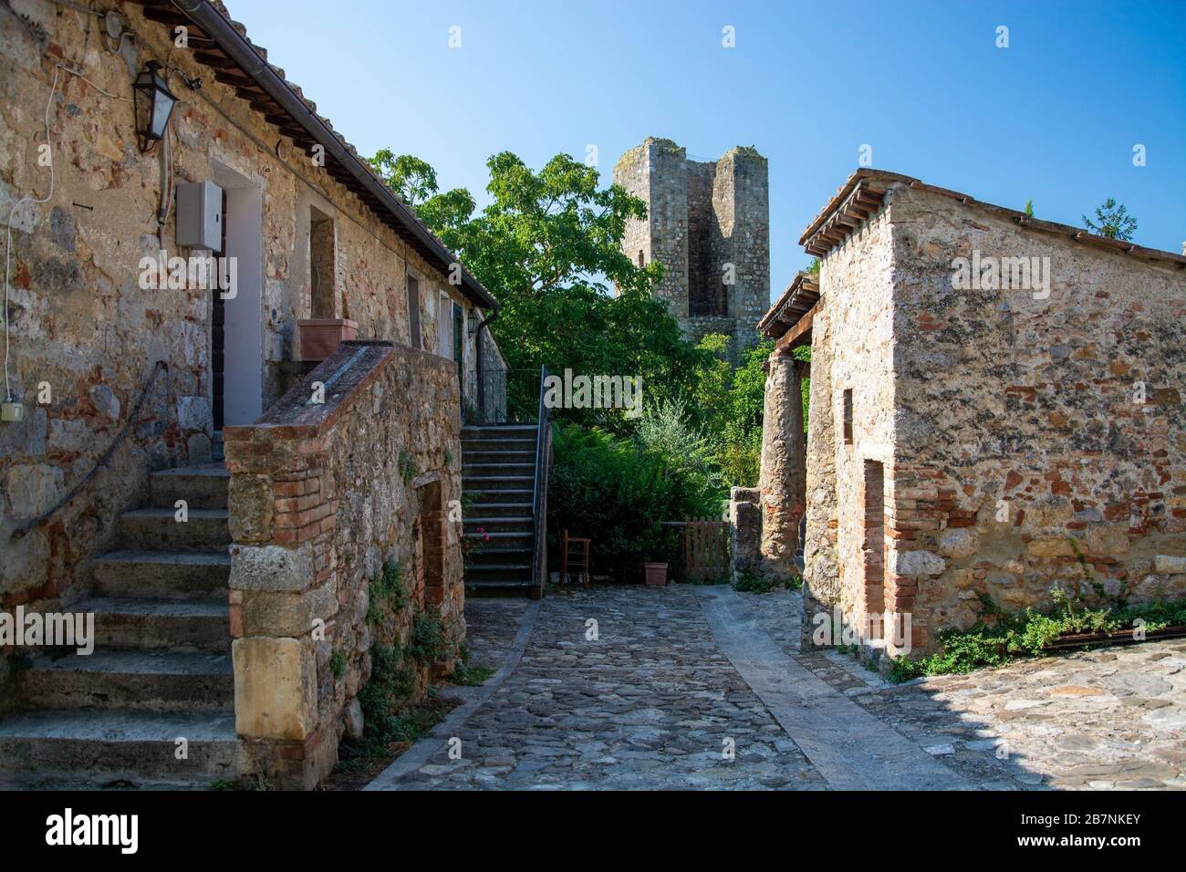 Monteriggioni è una città medievale fortificata, situata su un poggio naturale, costruita dai senesi nel 1214-19 come prima linea nelle loro guerre contro Firenze. Foto Stock