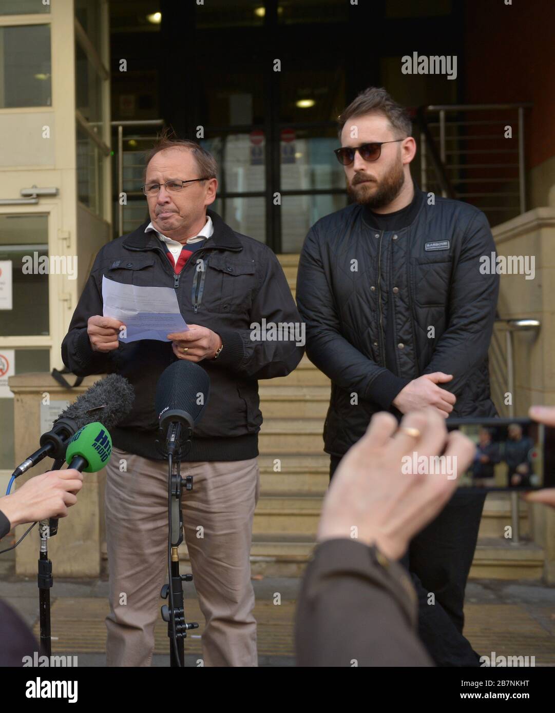 Paul Hett, padre della vittima dell'attacco all'Arena di Manchester Martyn Hett, (con il fratello di Martyn Matt, a destra) parlando al di fuori della corte del Minshull di Manchester dopo Hashem Abedi, fratello del kamikaze dell'Arena di Manchester Salman Abedi, è stato trovato colpevole all'Old Bailey a Londra di omicidio per l'attentato che ha ucciso 22 persone. Foto Stock