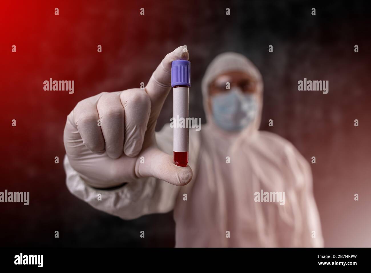 Medico o scienziato con una provetta per l'analisi del sangue Foto Stock