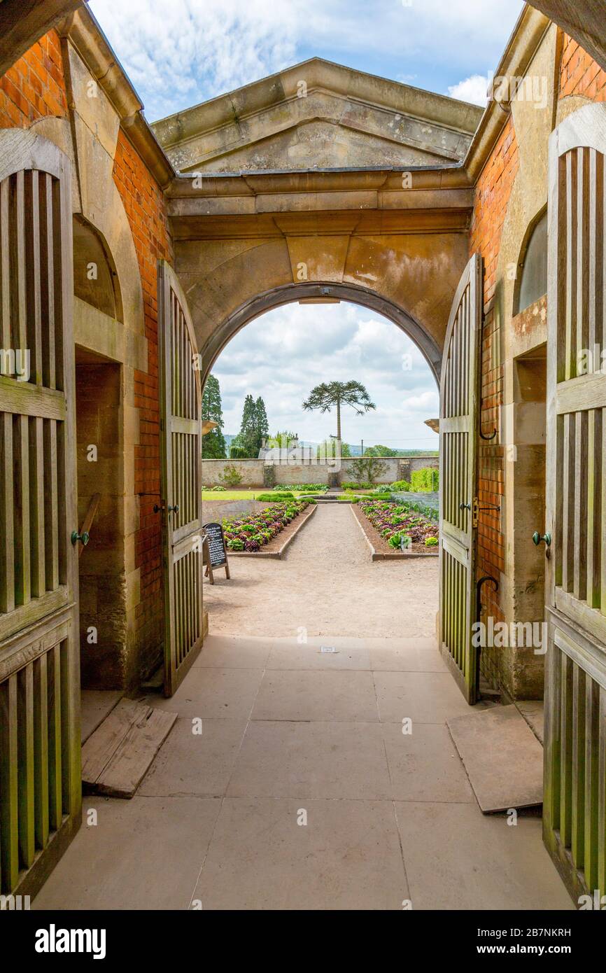 L'imponente porta d'ingresso al giardino della cucina murata a Tyntesfield House, nr Wraxall, North Somerset, Inghilterra, Regno Unito Foto Stock