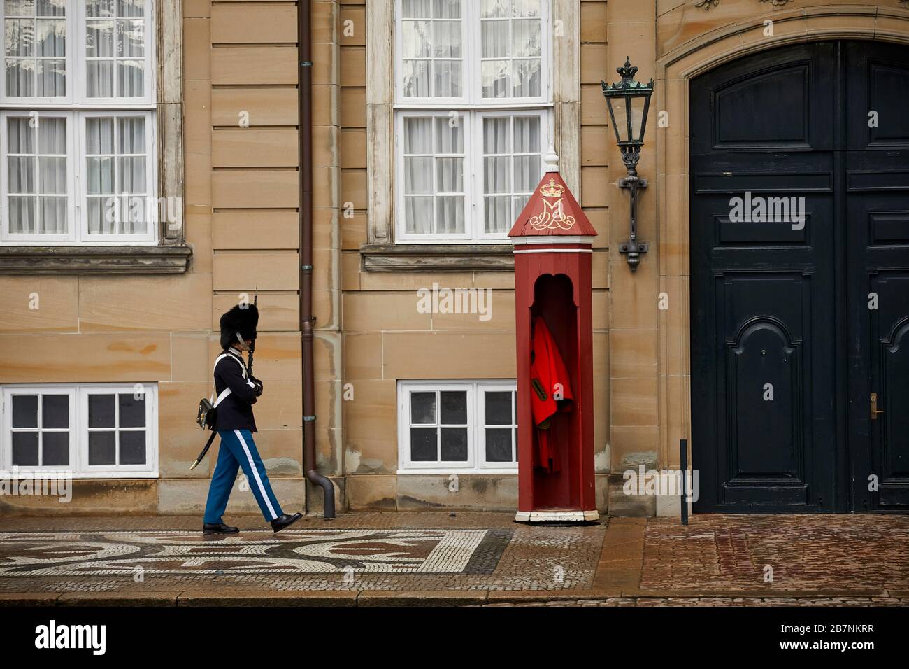 Copenaghen, capitale della Danimarca, complesso di palazzi rococò del XVIII secolo di Amalienborg, con un museo e marce/mostre da parte delle guardie reali Foto Stock