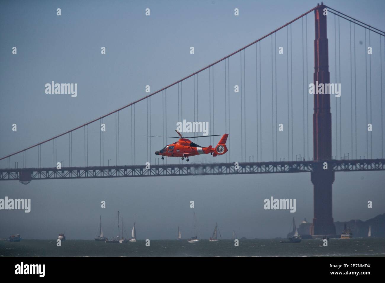 Elicottero Medevac che sorvola la baia di San Francisco Foto Stock