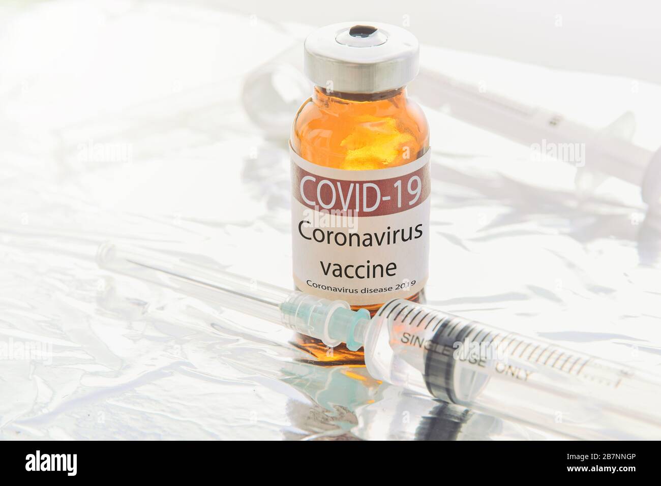 Vaccino, vaccino e siringa per la prevenzione, l'immunizzazione e il trattamento Stop Pandemic da COVID-19 infettivo, nuovo coronavirus Foto Stock