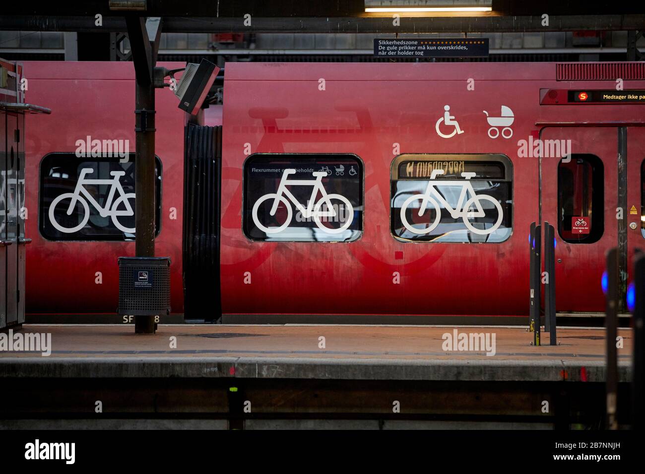 Copenaghen, capitale della Danimarca, S-train ibrido di Copenaghen per biciclette urbane-suburbane adesivi sul finestrino per l'area ciclabile designata Foto Stock