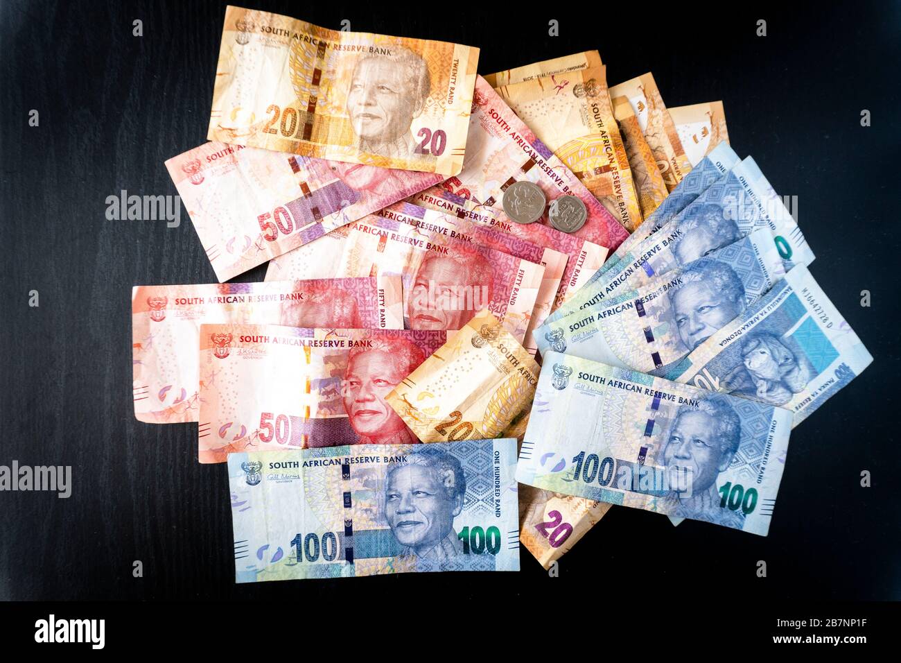 Banconote e monete di valuta sudafricana chiamate Rand Foto Stock