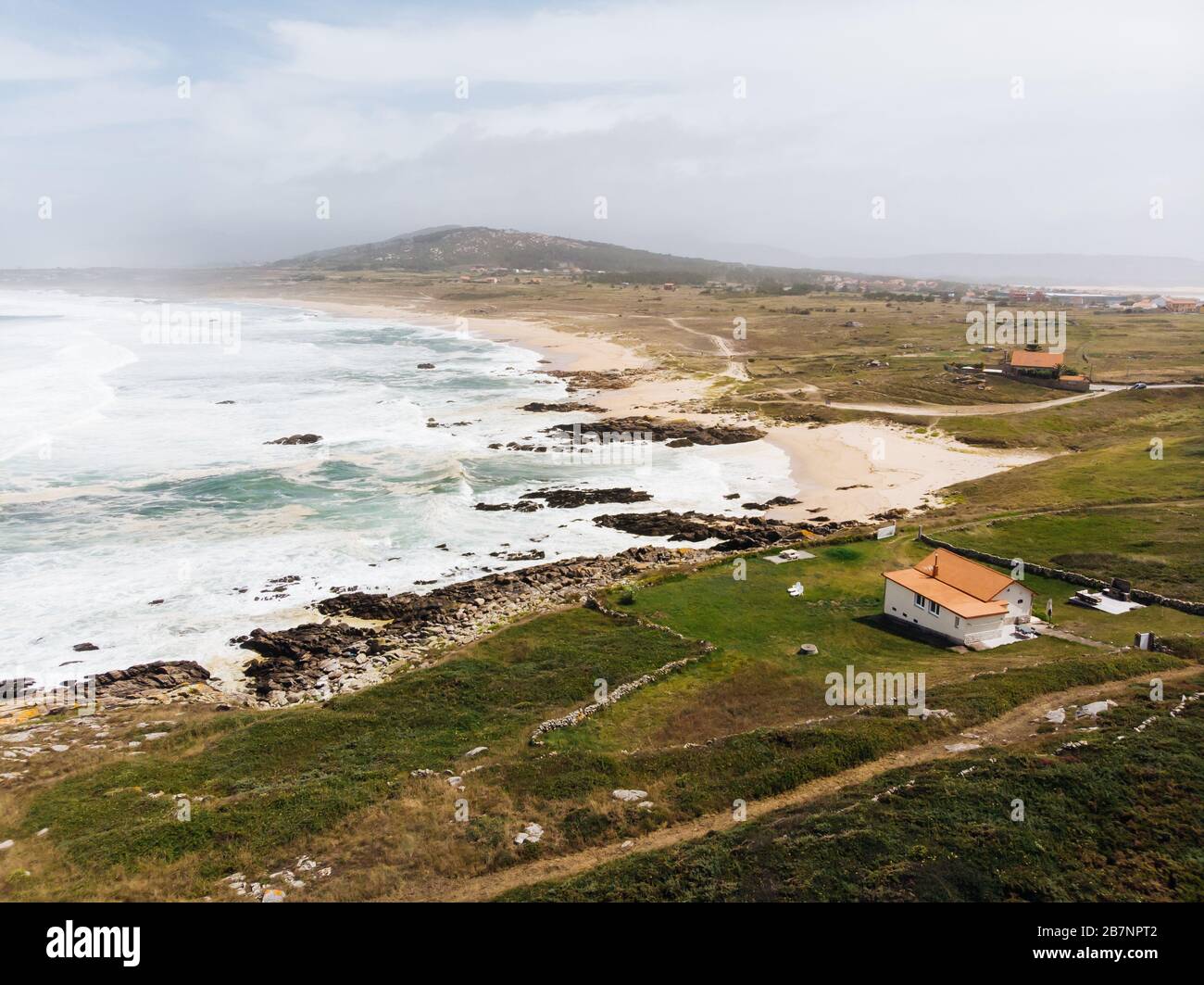 Veduta aerea della casa sulla spiaggia sulla costa atlantica nel nord della spagna Foto Stock