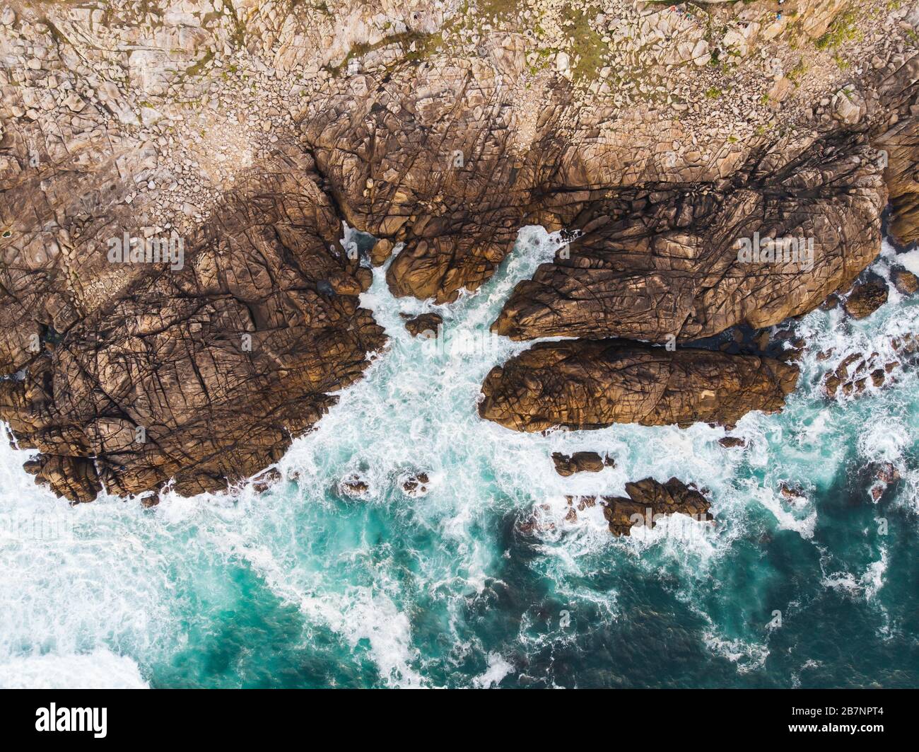 Veduta aerea della costa rocciosa dell'atlantico nel nord della spagna Foto Stock