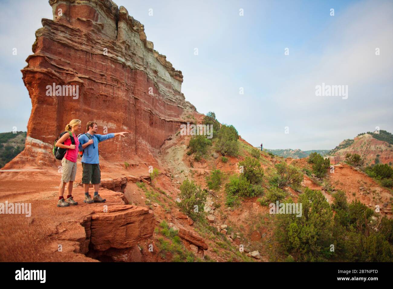 Felice giovane coppia fare una pausa dalle escursioni per ammirare il panorama. Foto Stock
