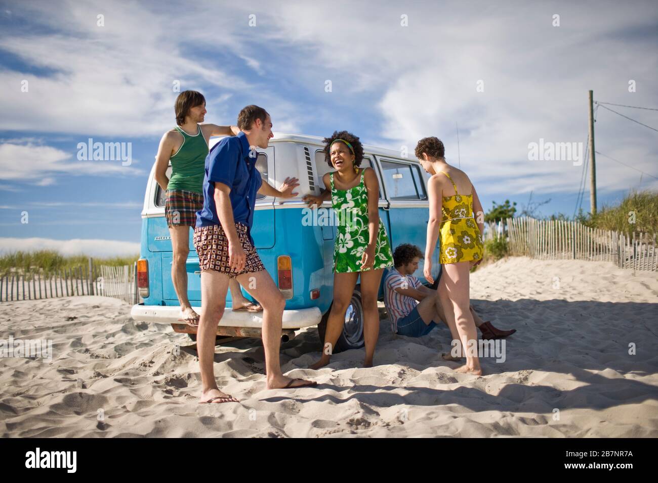 Un gruppo di giovani adulti aventi insieme divertimento in spiaggia. Foto Stock