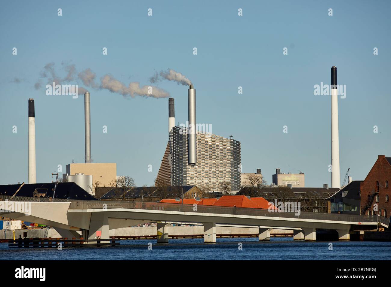 Copenaghen, la capitale della Danimarca, Amager Bakke (Amager Hill), nota anche come Amager Slope, un impianto combinato di produzione di energia e rifiuti di energia ad Amager Foto Stock