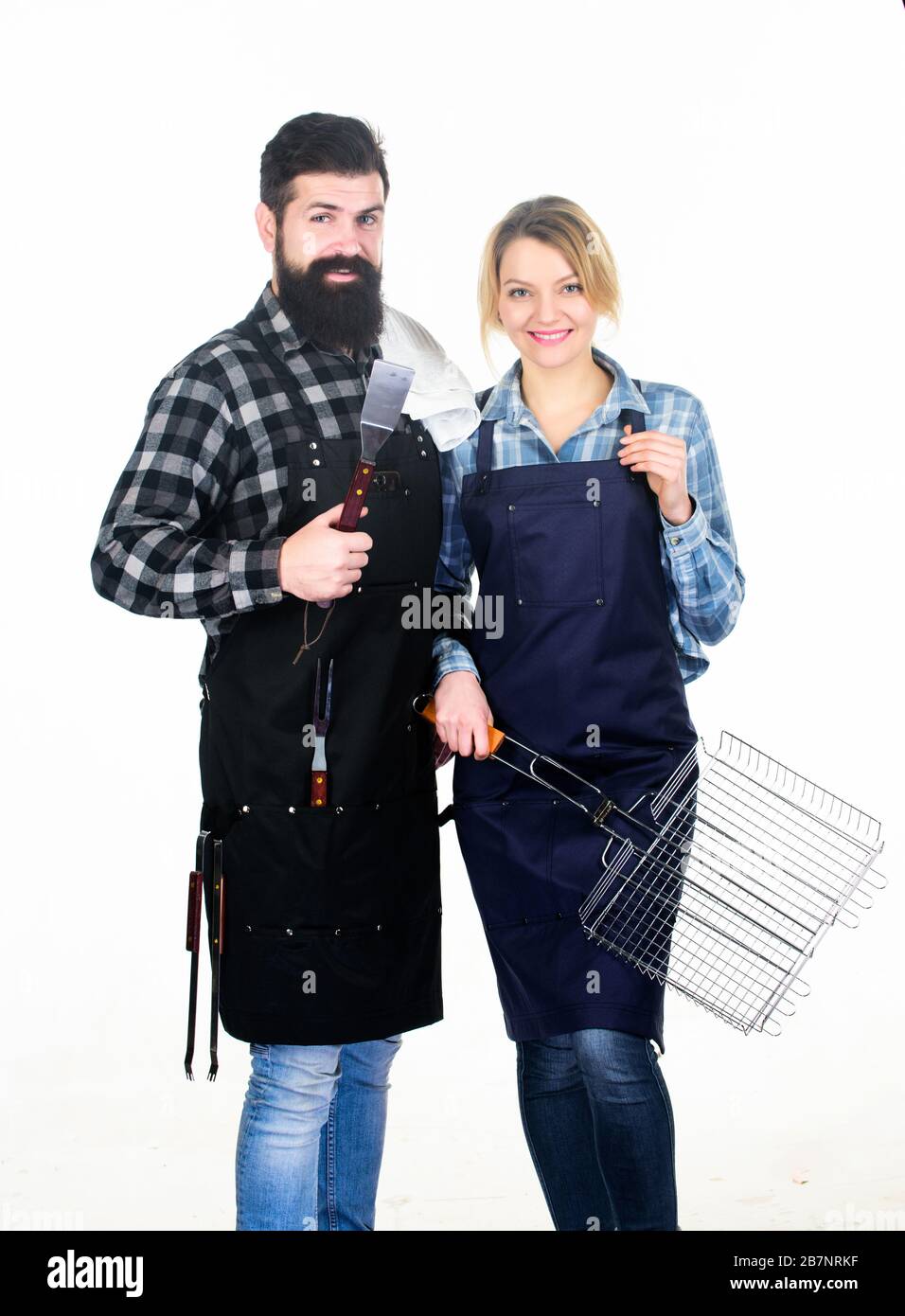 Uomo barbuto hippster e ragazza pronto per barbecue sfondo bianco. Tempo libero estivo. Festa barbecue cortile. Idee per barbecue in famiglia. Coppia innamorata prepararsi per il barbecue. Picnic e barbecue. Foto Stock