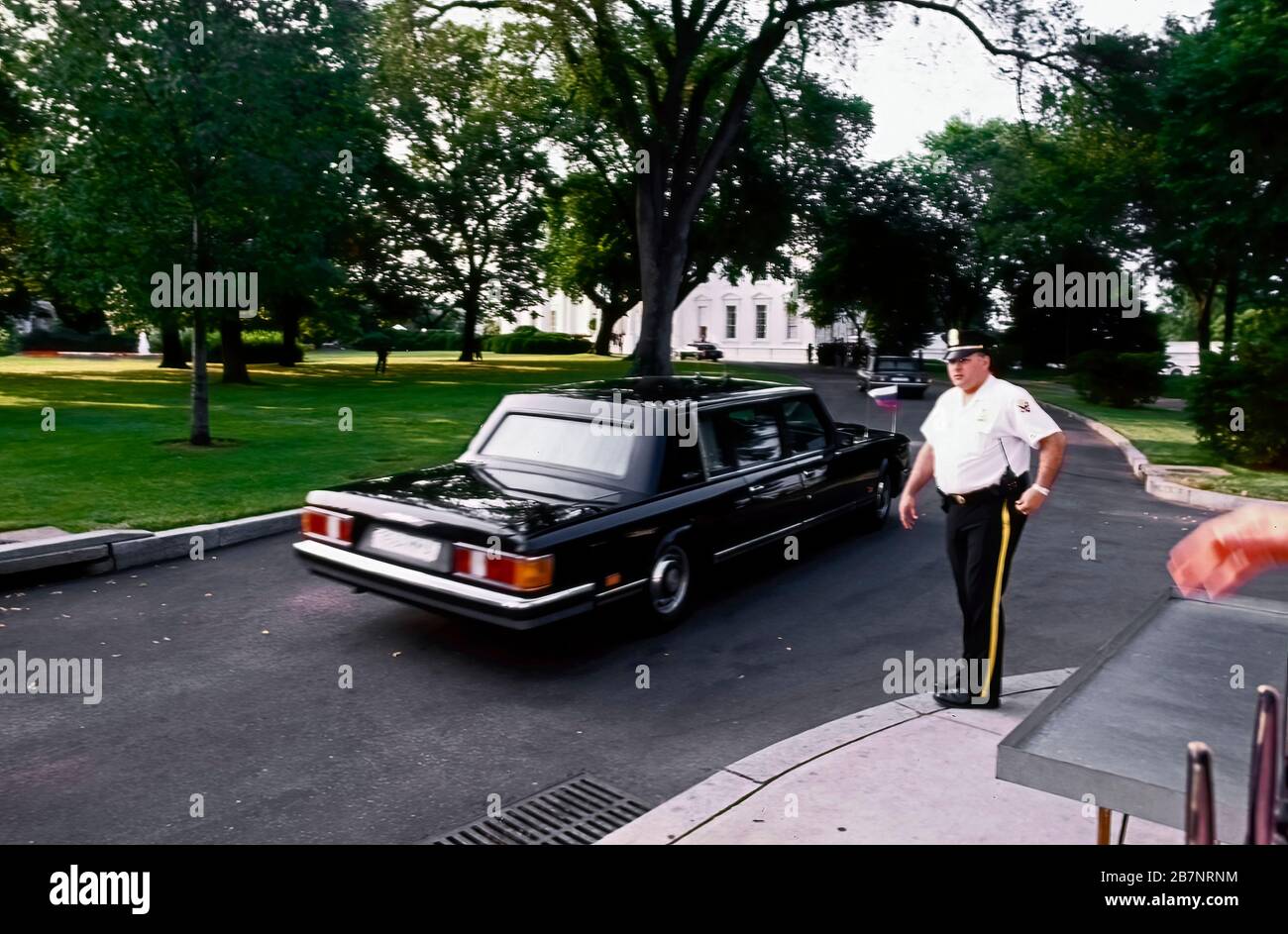 Washington, DC. USA, 17 giugno 1992Limousine ufficiale con il presidente russo Boris Yeltsin nella parte posteriore del sedile passa davanti ad un funzionario di servizio segreto di divisione in uniforme all'ingresso del cancello del Nord Ovest della Casa Bianca sulla sua strada per il portico del Nord per un'altra giornata di incontri al vertice con il presidente degli Stati Uniti George H.W. Bush Credit: Mark Reinstein / MediaPunch Foto Stock