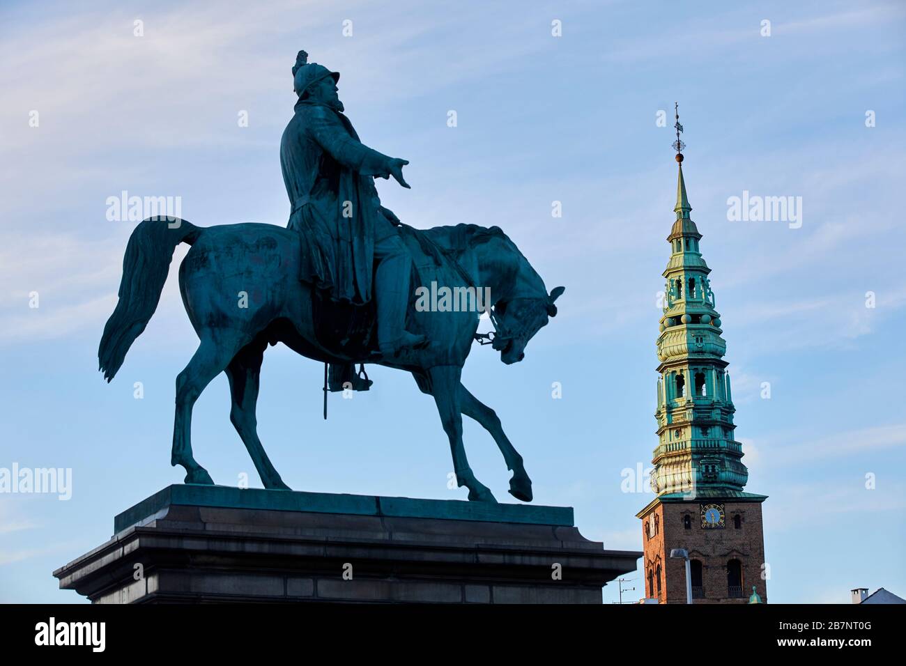 Copenaghen, capitale della Danimarca, statua equestre di Federico VII di fronte a Christiansborg su Slotsholmen di Herman Wilhelm Bissen con Nikolaj beh Foto Stock