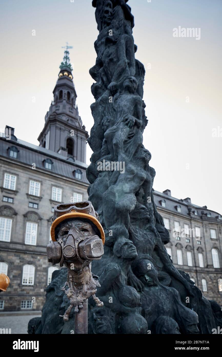 Copenaghen, la capitale della Danimarca, il pilastro della vergogna Stato al di fuori del Parlamento danese a sostegno dei manifestanti di Hong Kong da parte dell'artista Jens Galschiøt Foto Stock