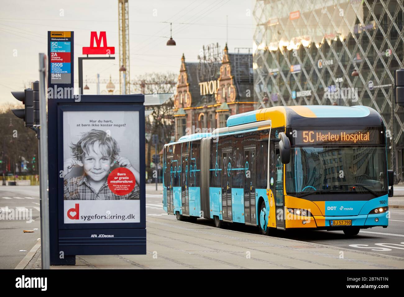 Copenhagen, capitale della Danimarca, bus locale DOT CO2 neutro e corsa su biogas a Piazza della Città Foto Stock