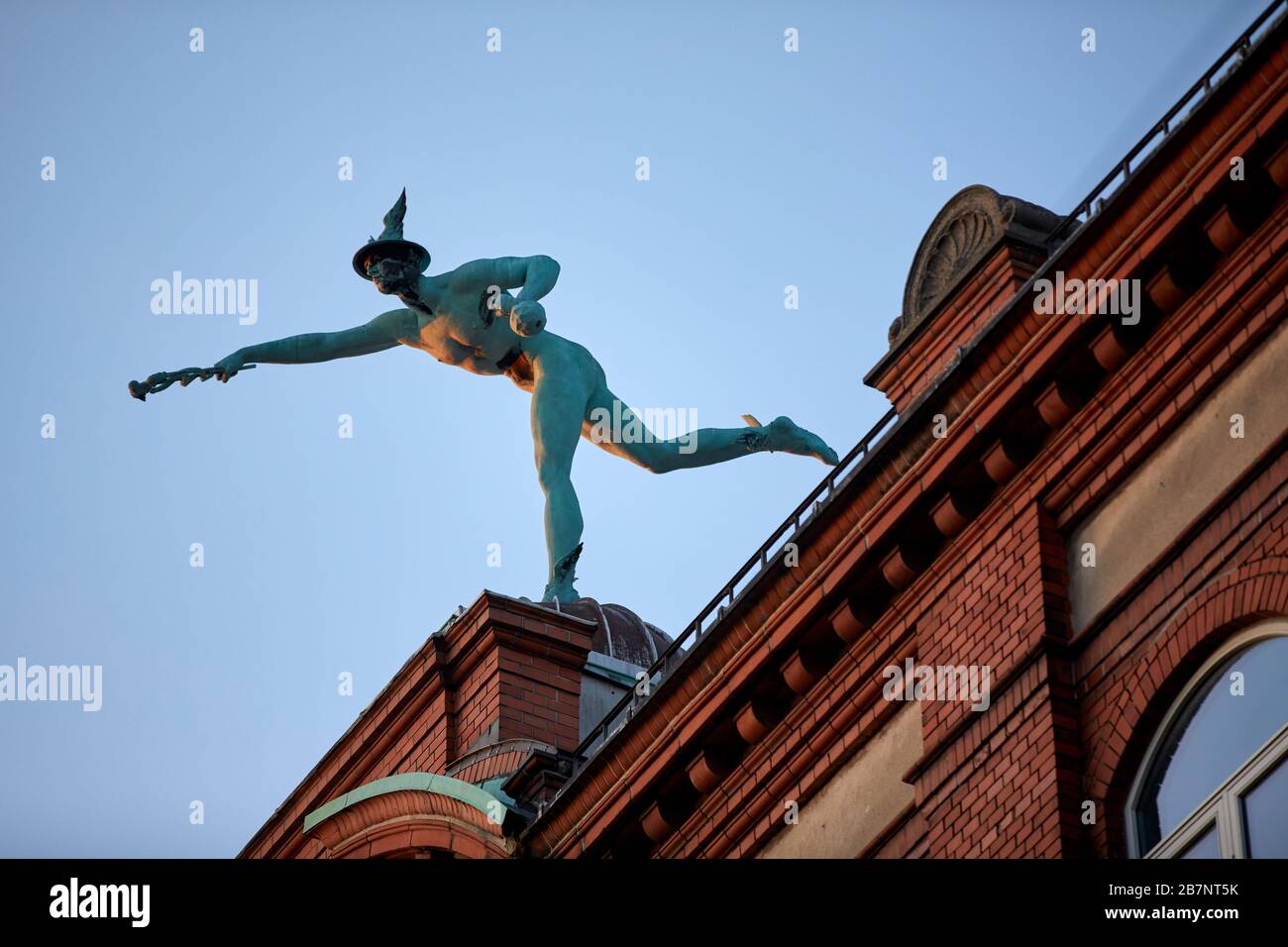 Copenaghen, capitale della Danimarca, la statua di Mercurio di Julius Schultz consegna un fiore sul tetto di un edificio a Købmagergade Foto Stock