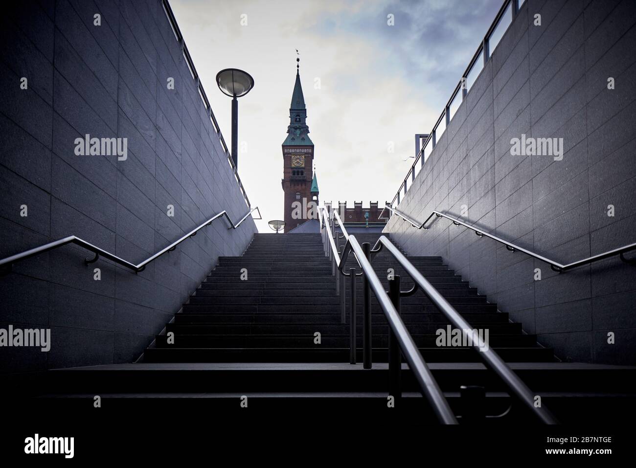 Copenhagen, capitale della Danimarca, stazione della metropolitana Rådhuspladsen sulla linea City Circle Foto Stock