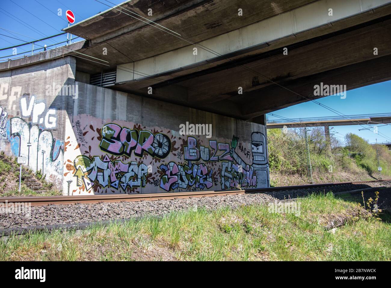 Strada sopraelevata su binario ferroviario con graffiti Foto Stock
